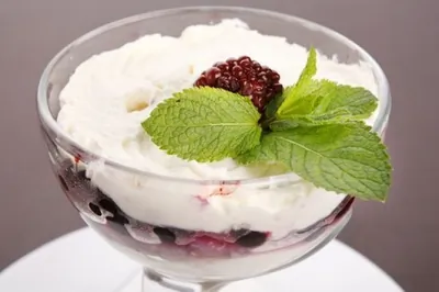 Ежевика с чайно-мятным сиропом и йогуртом