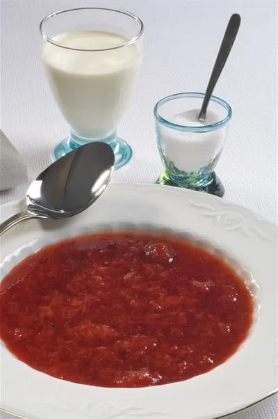 Компот из ревеня и клубники со свежей мятой