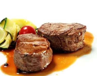 Говяжьи медальоны с соусом из красного вина