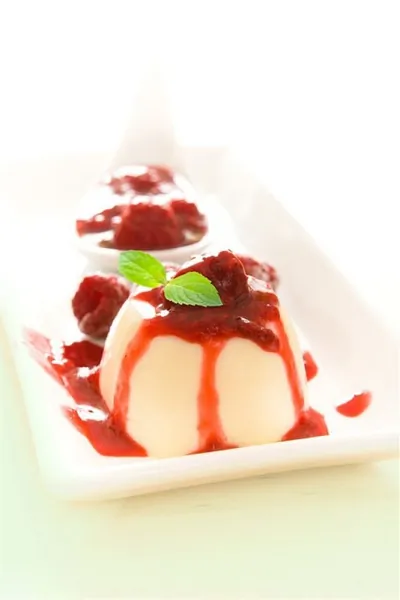 Панна-котта с малиновым соусом