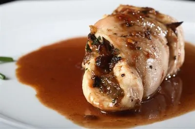 Маринованная курица со средне-острым красным соусом чили