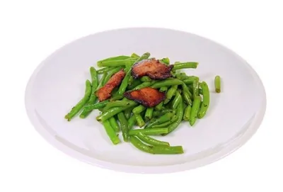 Зеленая фасоль с теплой заправкой и беконом