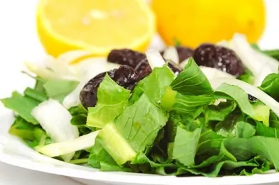 Салат из фенхеля и радиккьо с лимонно-луковой заправкой