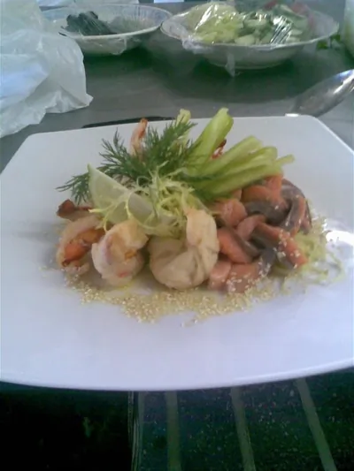 Салат из тигровых креветок и семги