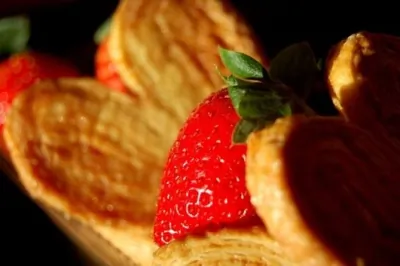 Мускатные сердца из слоеного теста с клубникой