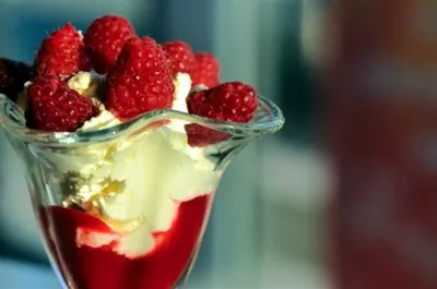 Санди из малины и ревеня со взбитыми сливками и грецкими орехами