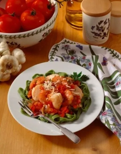 Феттучини с креветками в густом томатно-шафрановом соусе