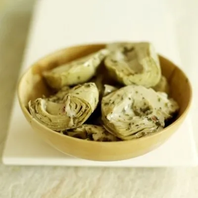 Артишоки, тушеные в вине, чесноке и травах