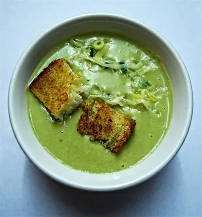 Гороховый крем-суп с луком-пореем и крутонами