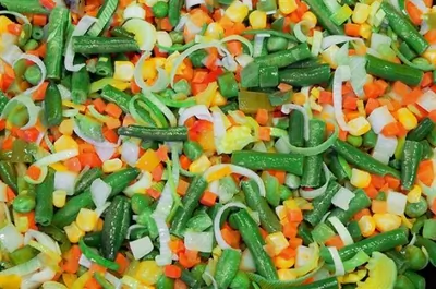 Салат из ячменя, кукурузы, зеленой фасоли и козьего сыра