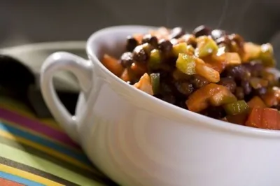 Разноцветный салат с черной фасолью и лаймовым винегретом