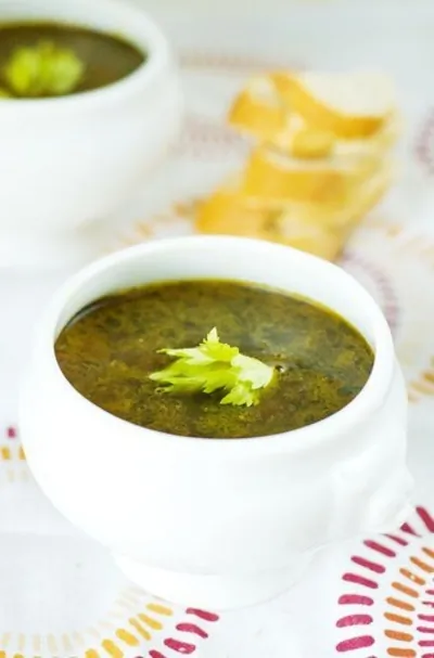 Суп из черной фасоли с перцами чипотле и кремом-фреш с жареными семенами кумина