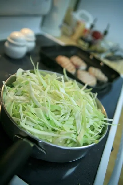 Тертая кисло-сладкая капуста в раскаленном масле с горчичными семенами