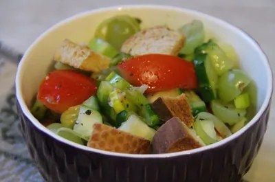 Салат из свежих овощей, сухариков, зеленого винограда и мяты