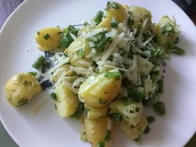 Салат из молодого картофеля с песто, зеленой фасолью и кедровыми орешками