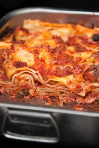 Лазанья болоньезе с сыром проволоне