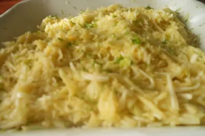 Салат из корня сельдерея и яблок с винегретом из масла фундука