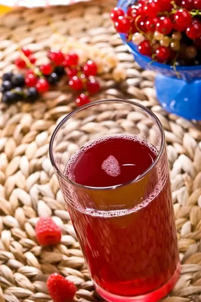 Компот из арбуза и ягод со свежей мятой