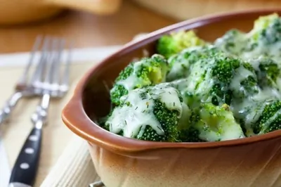 Припущенная брокколи рааб с хлопьями чили