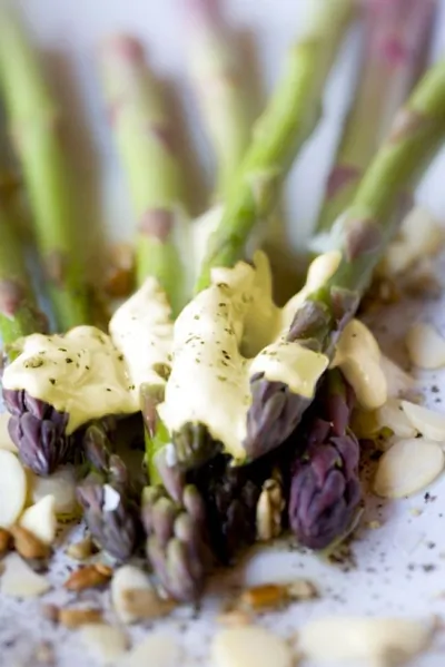 Спаржа с винегретом из фундука