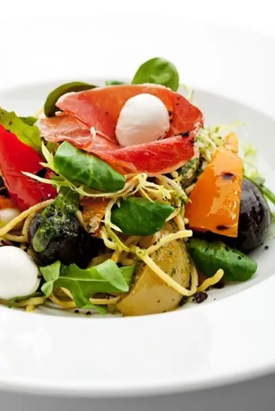 Теплый картофельный салат с маслинами и перцем