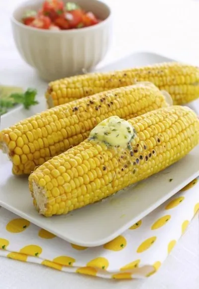 Золотистая кукуруза на гриле в сыре с дольками лайма
