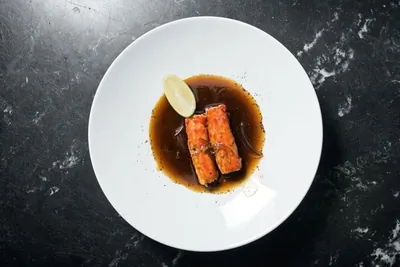 Фаланги краба с устричным соусом в воке