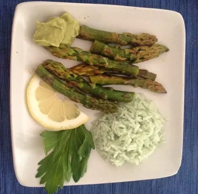 Спаржа со сливочным маслом и лимонным соком