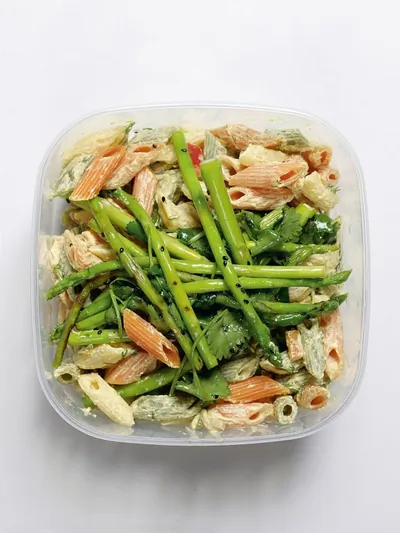 Пенне в сметанном карри с пряной спаржей