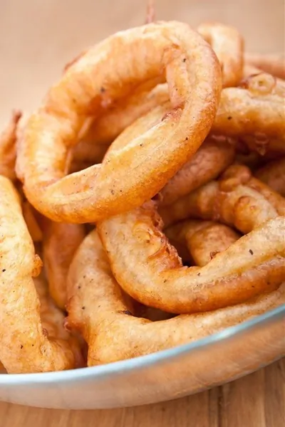 Золотистые луковые кольца в панировке