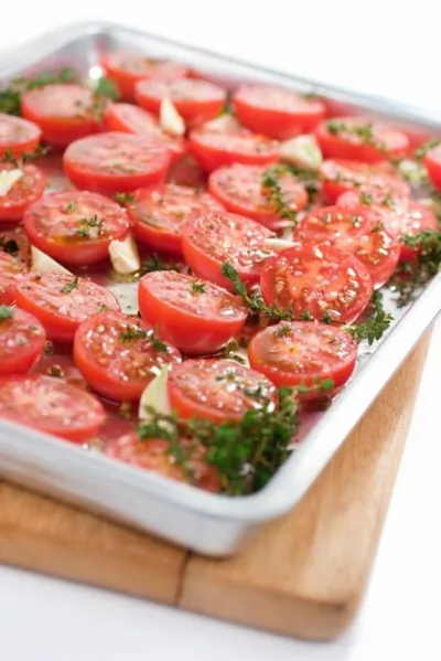 Жареные томаты с чесноком и оливковым маслом