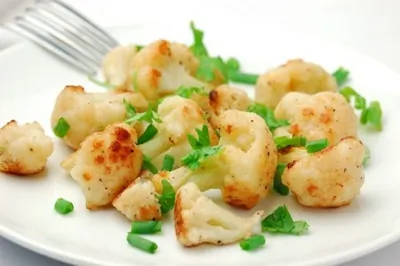 Жареная в духовке золотистая цветная капуста