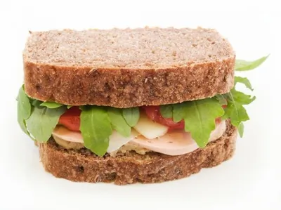 Сэндвичи со свежим мясным хлебом, рукколой, майонезным соусом и цельнозерновым хлебом