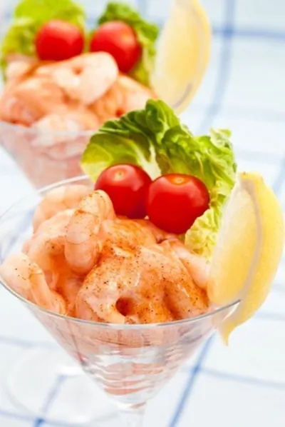 Коктейль из креветок, томатов и оливок