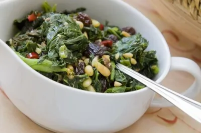 Сладкий мангольд с изюмом и миндалем