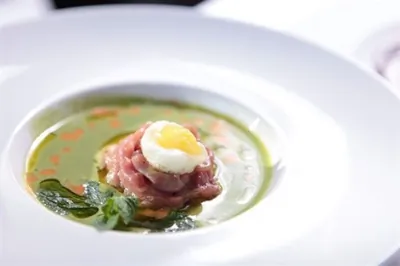 Суп из шпината с тартаром из молодого теленка