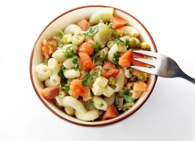 Салат с фисташками, лососем и креветками