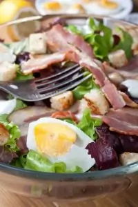 Салат «Цезарь» с беконом