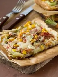 Пицца с индейкой, кукурузой и фасолью