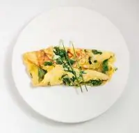 Омлет с зеленым луком и зеленым сыром