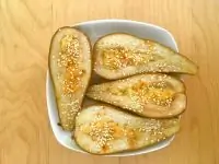 Острые груши с кунжутом