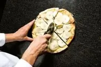 Пицца с голубым сыром и грушей