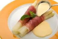 Рулет из панчетты и спаржи