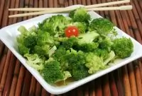 Молодая капуста брокколи с заправкой из перца чили, лайма и кунжута