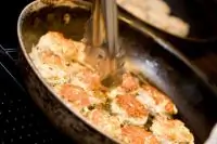 Крабовые котлеты с чили и ароматным соусом