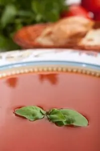 Холодный суп из томатов с базиликом