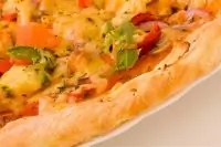 Пицца с зеленым перцем и черри