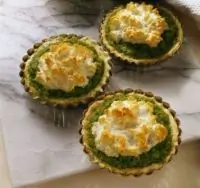 Тарталетки со шпинатом и пармезаном