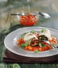 Рулеты из баклажана и моцареллы с приправой из рукколы