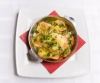 Стейки из хека с луком, помидорами и тертым сыром